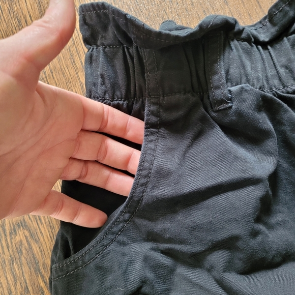 H&M Black Paperbag Cuffed Thigh High Waisted Shorts Size Women's 12 - Picture 4 of 9